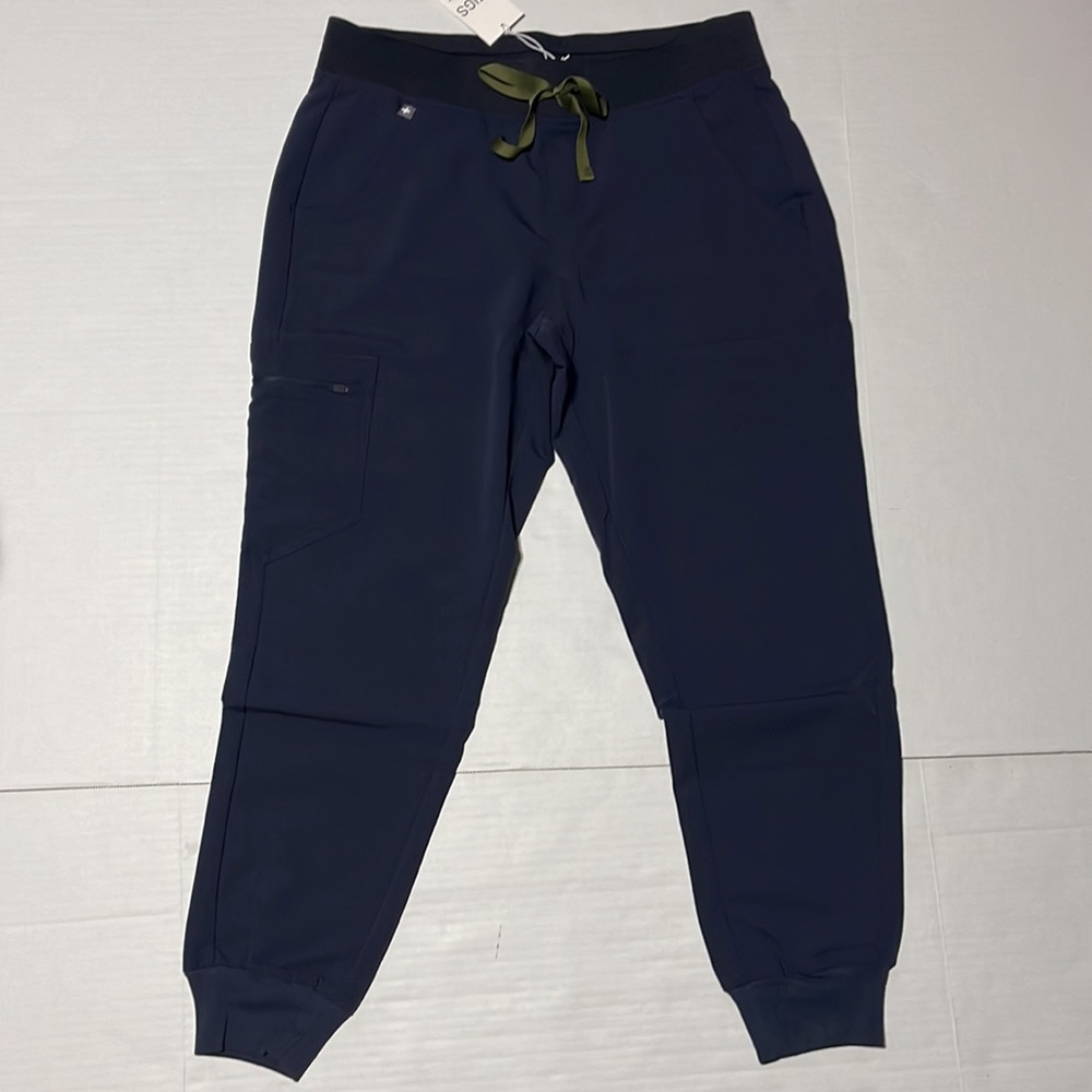 Figs Women's Scrub Set (Quiet Navy) - Picture 11 of 13